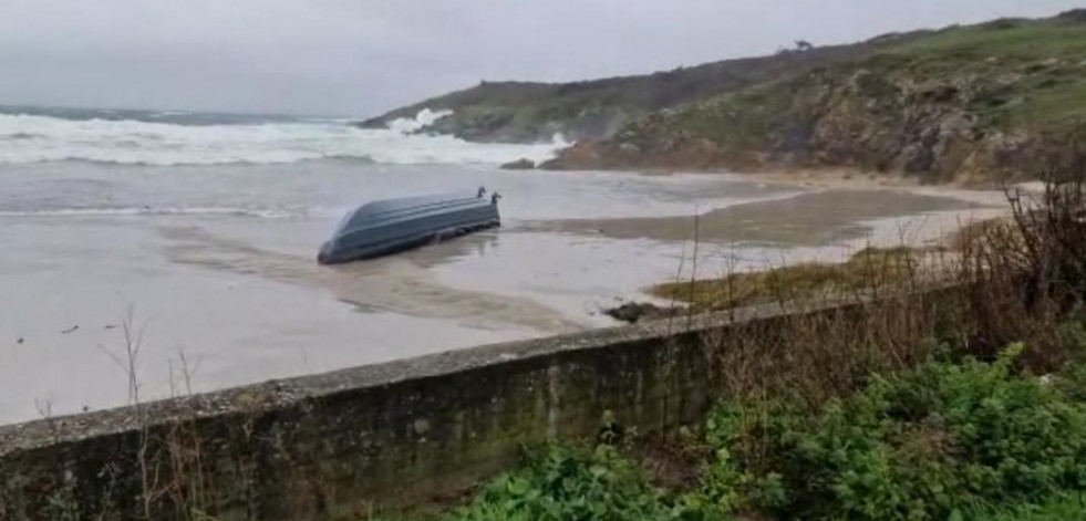 Aparece una narcolancha varada en la playa muxiana de Nemiña