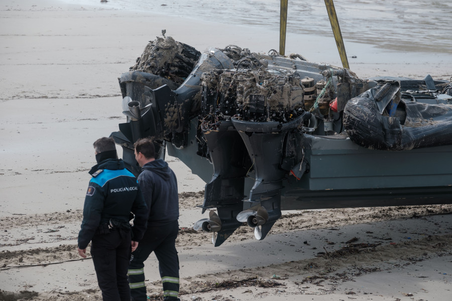 La planeadora varada en la costa de Muxía estaba vacía