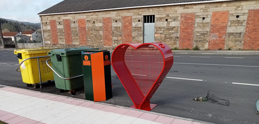 Instalados dos nuevos colectores para la recogida de tapones de plástico en Baio y Zas