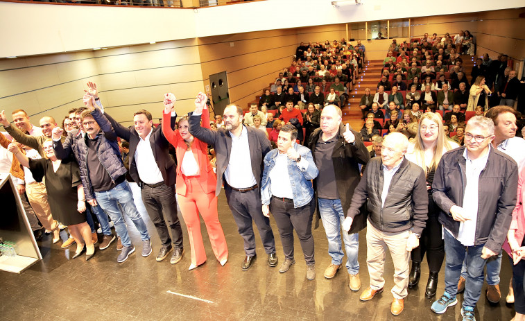 La socialista Mónica Rodríguez presenta su candidatura a la alcaldía de Vimianzo arropada por Formoso
