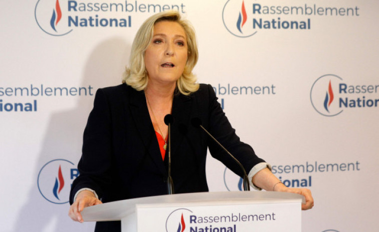 La ola de protestas sitúa a Le Pen y Mélenchon al frente en intención de voto