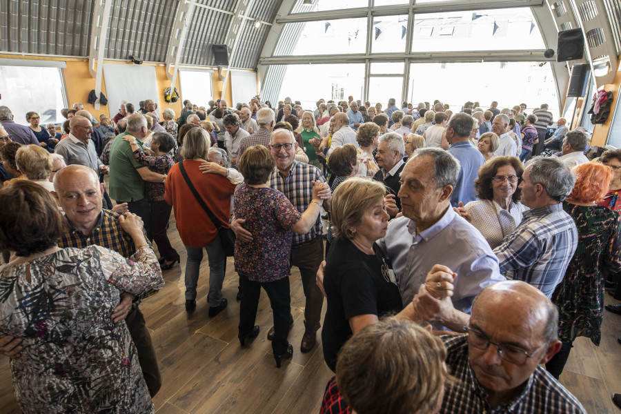 Los mayores de Carballo disfrutan del baile