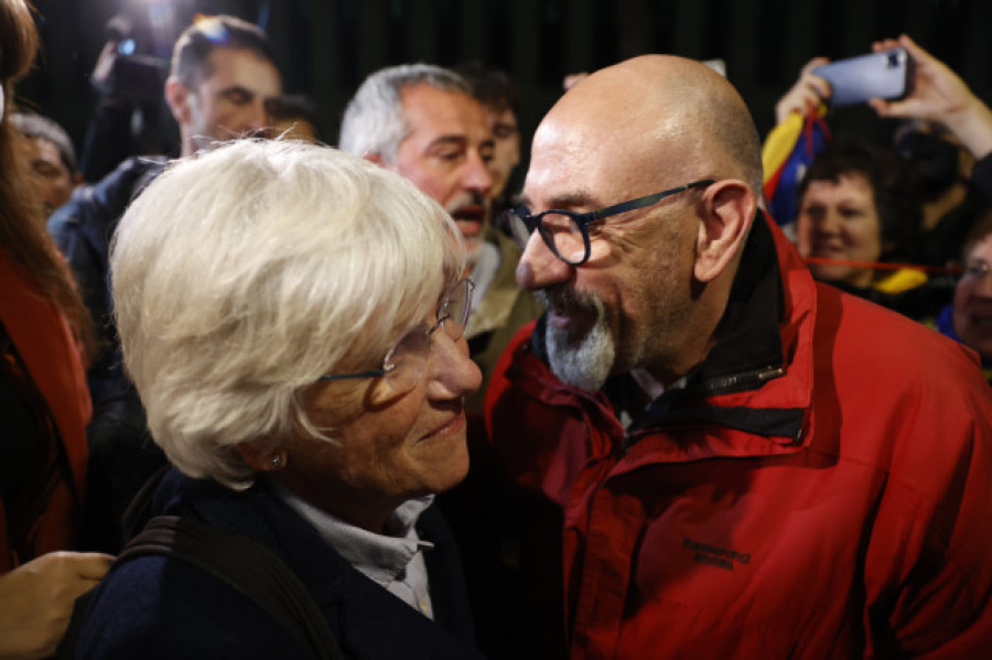 Ponsatí sale de la Ciutat de la Justicia entre aplausos de los manifestantes