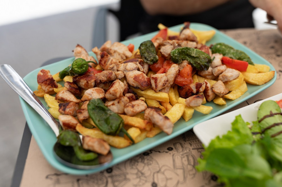Raxo, pimientos de padrón y pulpo a la gallega: los platos tradicionales líderes del delivery en Galicia