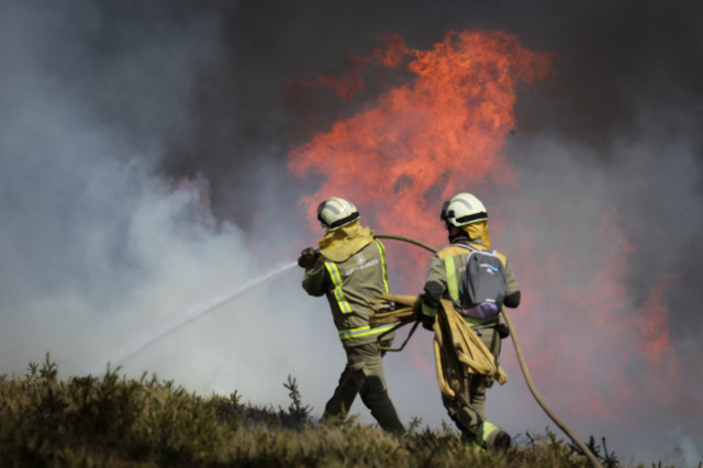 EfectivosdelaXuntaconbaseenBecerretrabajanparaextinguirlasllamasenunincendioforestala29demarzode2023