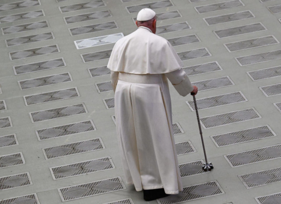 El papa Francisco sale del hospital tras tres noches ingresado con bronquitis