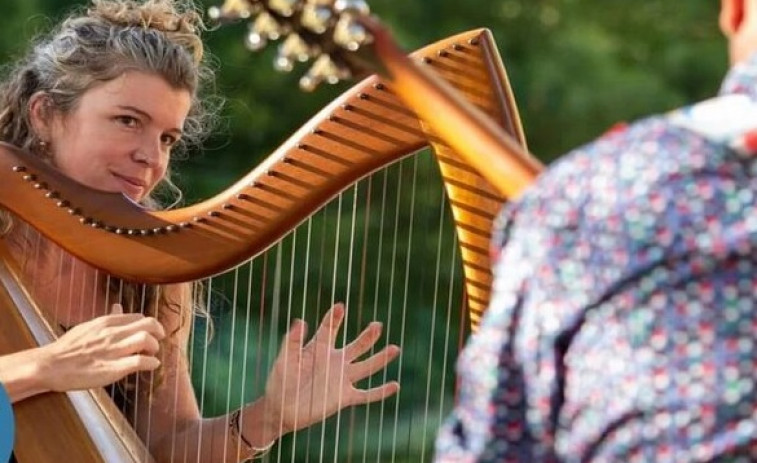 Concierto de Bea Martínez y Langarika en el Bela Fisterra
