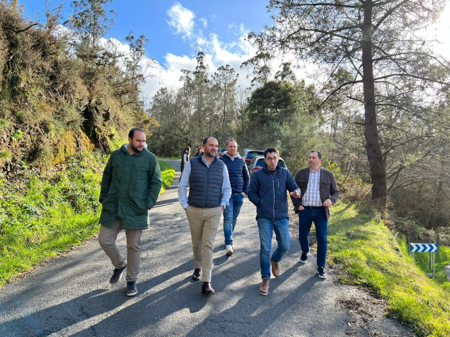El PSOE se compromete a mejorar el trazado del vial entre Santa Comba y Coristanco