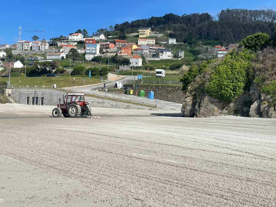 A Laracha acondiciona la playa de Caión y su entorno de cara a la Semana Santa