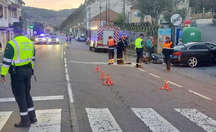 Herido muy grave un motorista tras una colisión con un turismo en la localidad ourensana de Cenlle