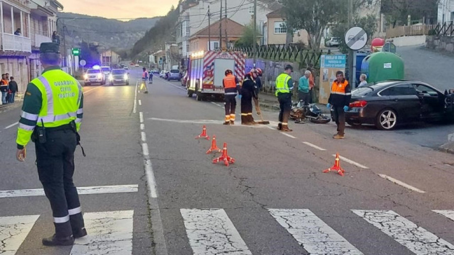 Herido muy grave un motorista tras una colisión con un turismo en la localidad ourensana de Cenlle
