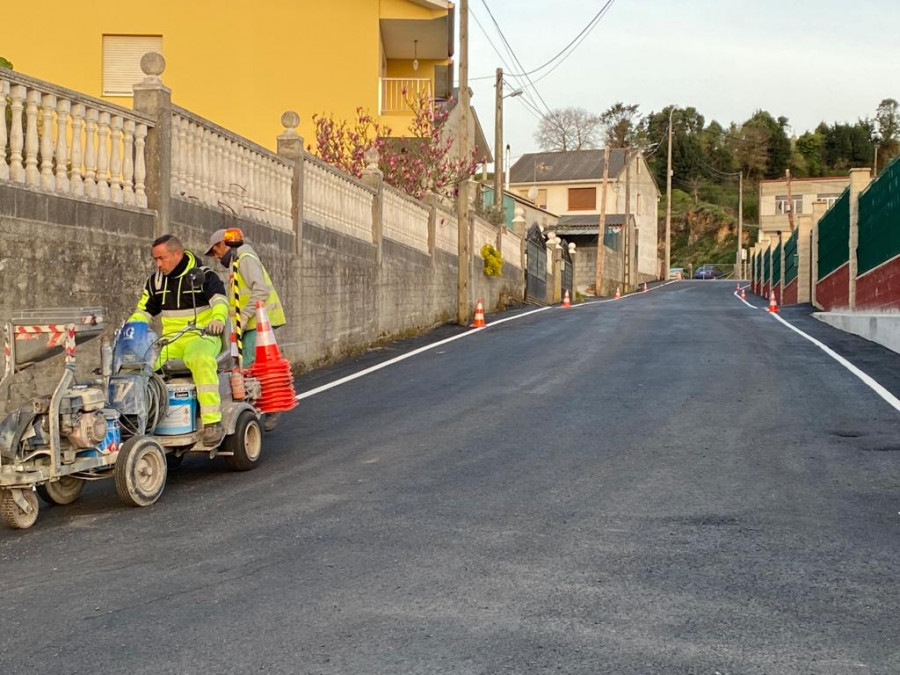 Coristanco mejora los accesos a Carantos y el vial que enlaza Abellariza y la AC-552