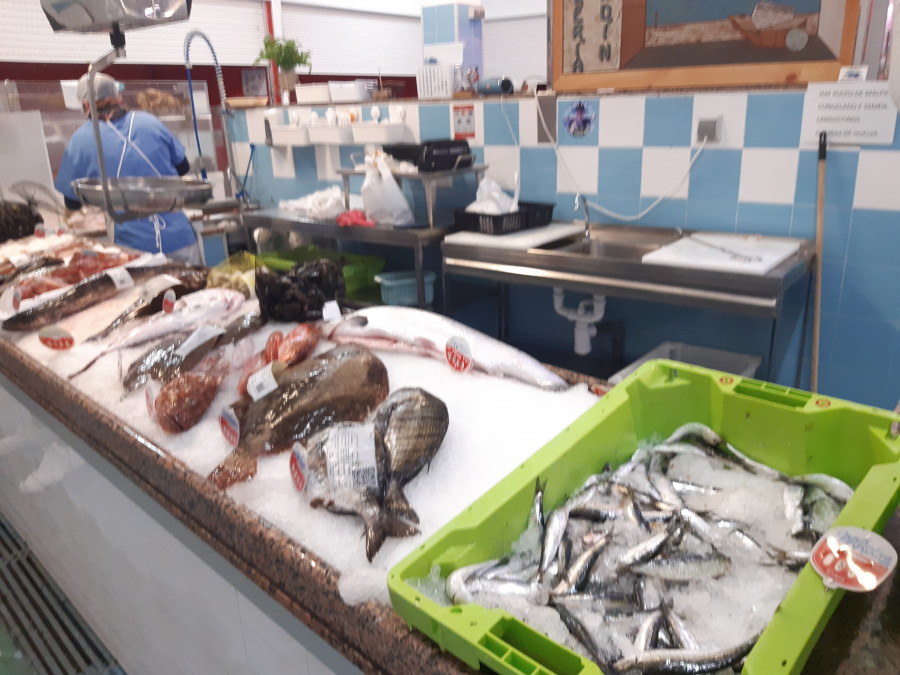 La patata nueva de Cartagena y Egipto cotiza en la plaza de abastos de Malpica a más de un euro