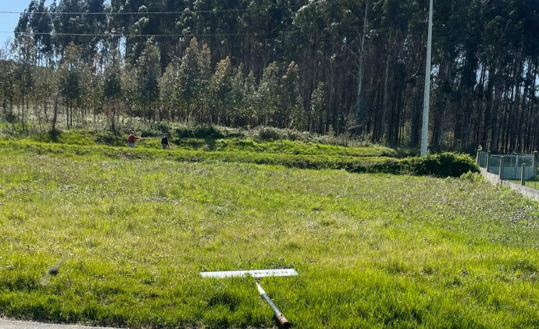 Xuntos Carballo exige eliminar un vertido de ruedas en Sofán y reponer una señal en Artes