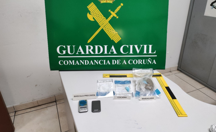 Descubren un punto de venta de drogas a raíz de un aviso por malos tratos en Carballo