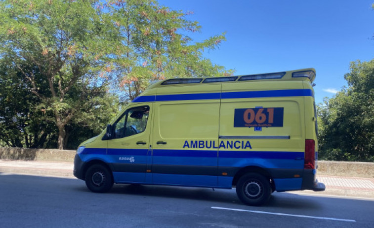 Un ciclista, socorrido tras una caída en la ruta dos Muíños en Borneiro