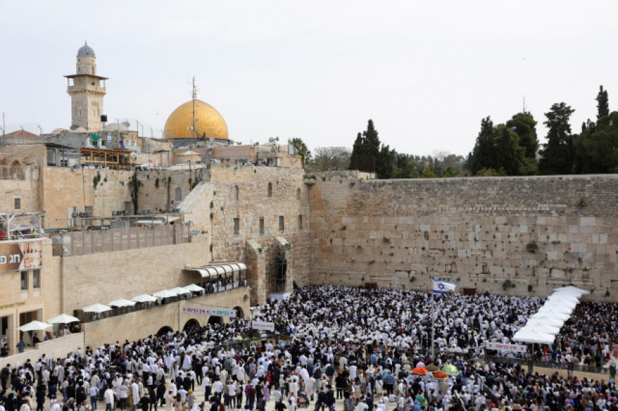 Palestinos se encierran en Al Aqsa mientras miles de judíos rezan en el Muro