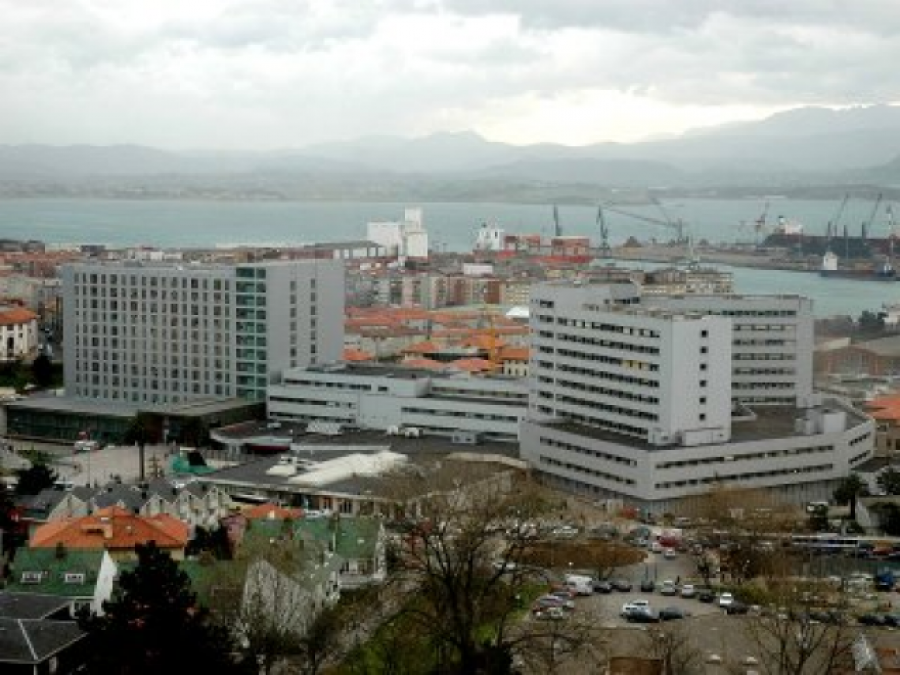 Un hombre se prende fuego en un aseo del Hospital Valdecilla en Santander y termina grave en la UCI