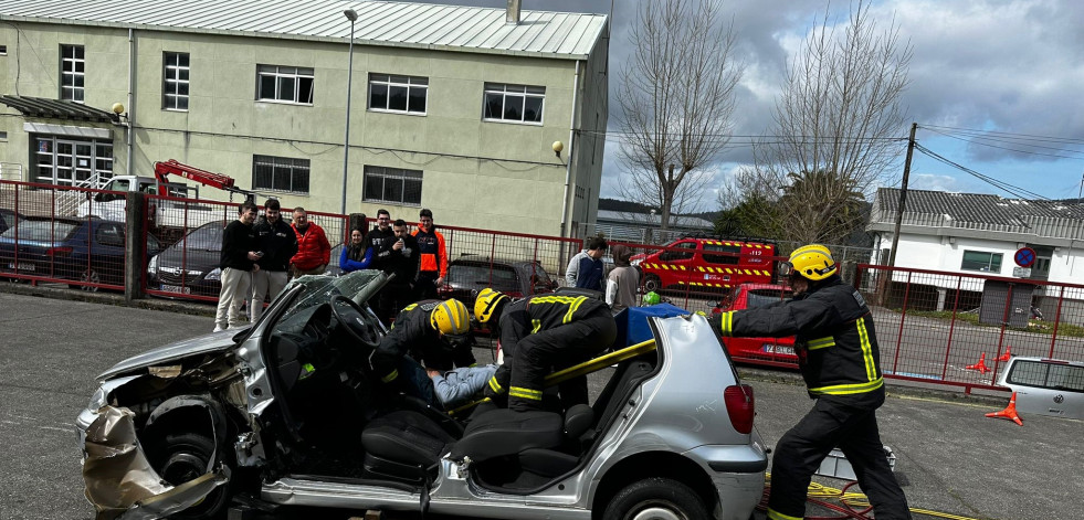 Simulacro del GES de Ponteceso en el instituto Eduardo Pondal