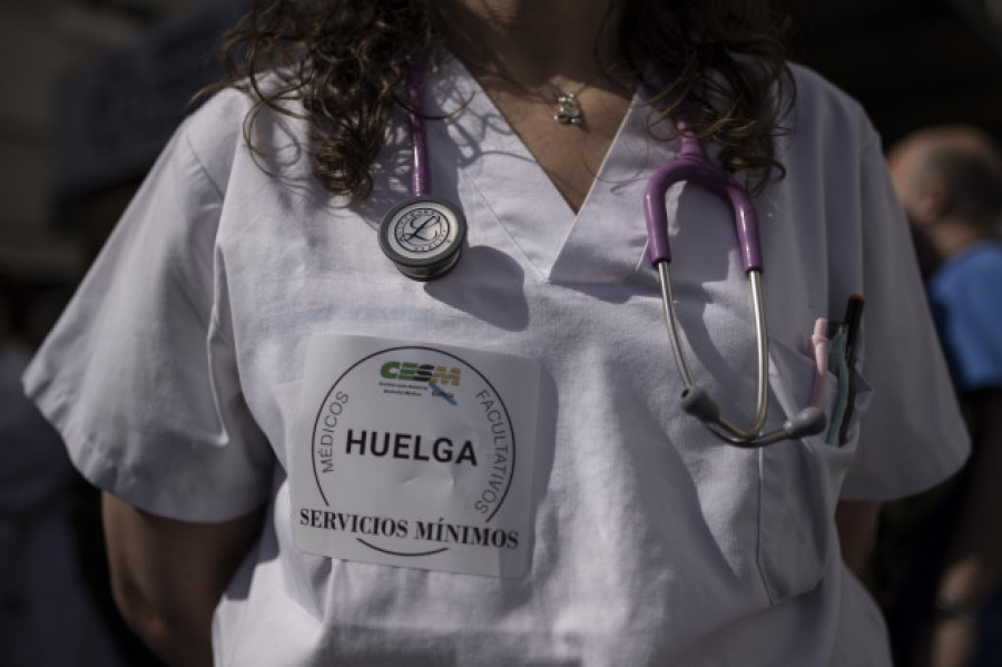 Los médicos de Galicia dicen que es la comunidad que peor los trata y siguen huelga