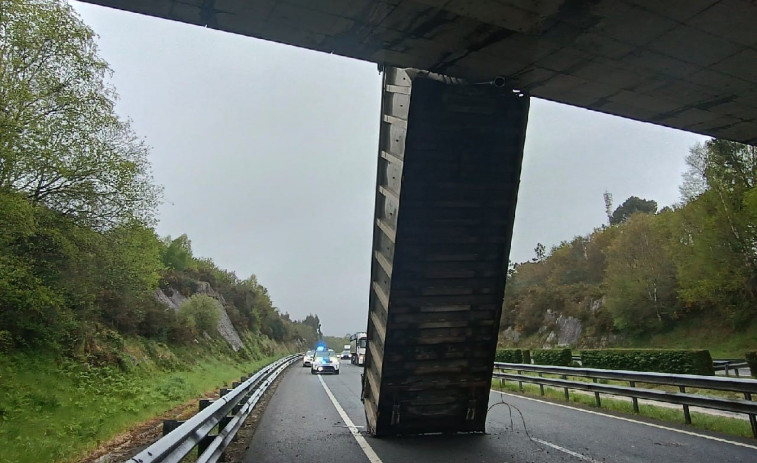 El remolque de un camión queda empotrado contra un puente en la A-6, en Lugo