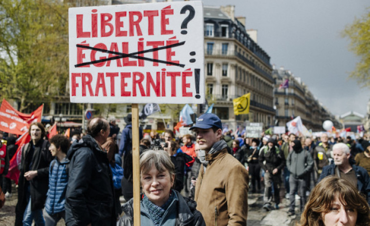 Sindicatos e izquierda cargan contra Macron por la publicación exprés de la reforma