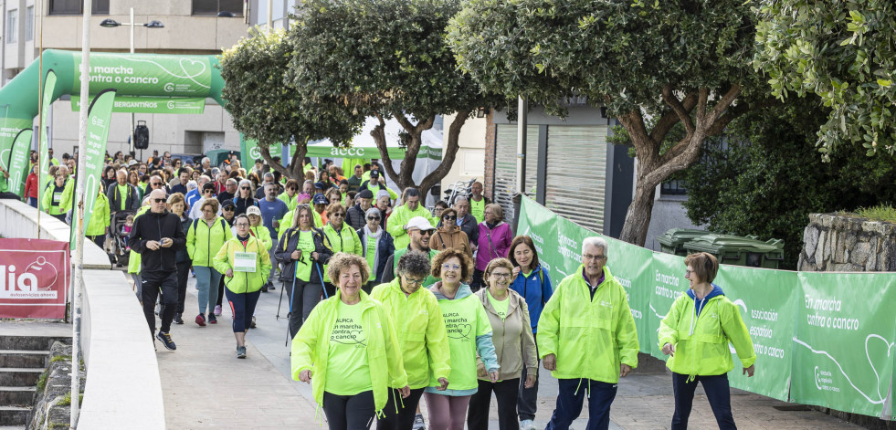 Más de 300 personas participan en la andaina contra el cáncer de Malpica