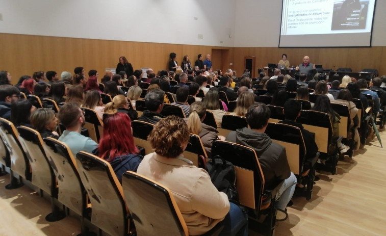 Unas 120 personas participan en el proceso de selección de personal de McDonald’s en Carballo