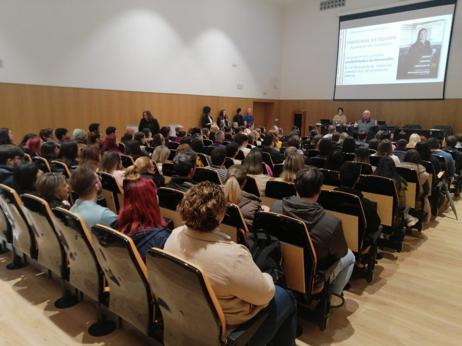 Unas 120 personas participan en el proceso de selección de personal de McDonald’s en Carballo