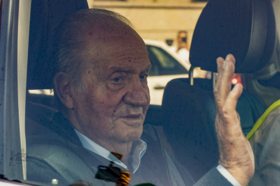 Juan Carlos I saluda a la prensa a su llegada a la casa de Pedro Campos