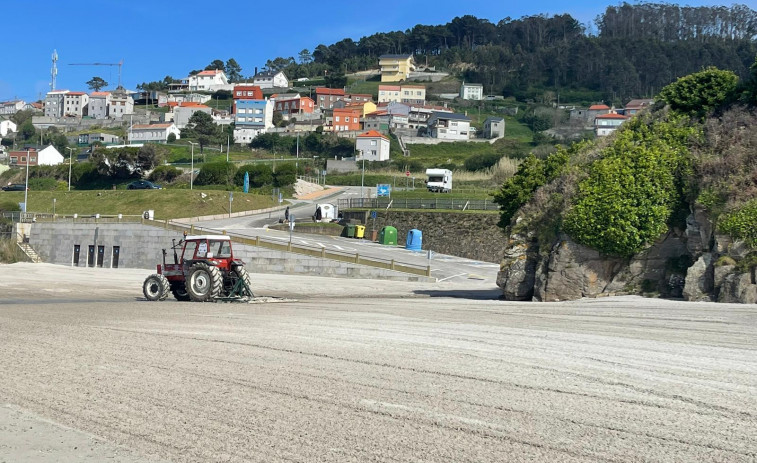 Ocho socorristas velarán por la seguridad de los bañistas en la playa de Caión