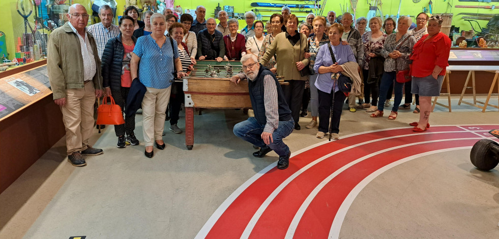 Un grupo de mayores de Monfero visita el Melga de Ponteceso