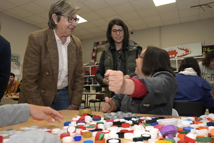 Rosa Quintana destaca el trabajo realizado por la Fundación Íntegro con el reciclaje de residuos marinos