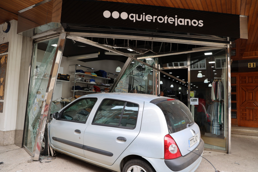 Un vehículo se empotra contra una tienda en la calle Perú de Carballo