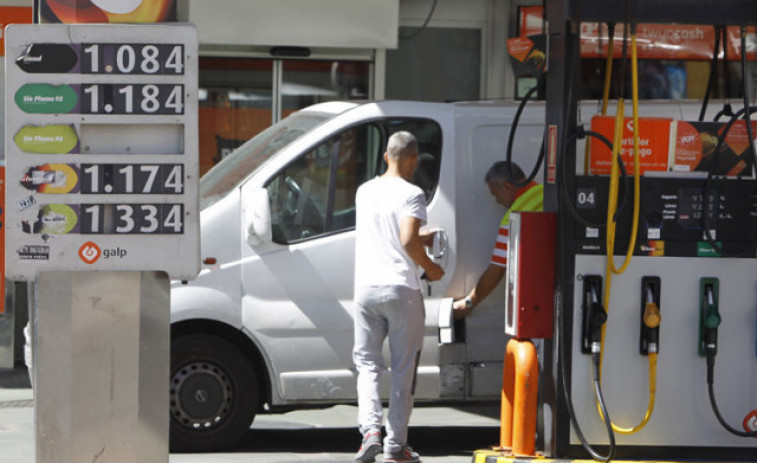 La gasolina baja un 0,6 % y el gasóleo un 1,5 % antes del Puente de Mayo