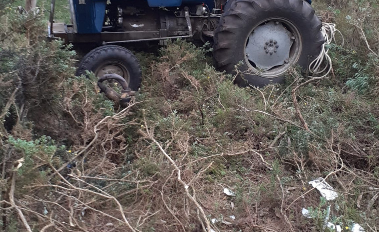 Evacuan en helicóptero a una persona que resultó herida al volcar su tractor en Santa Comba