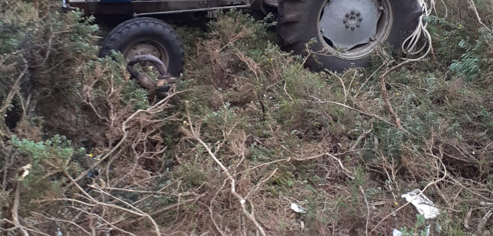 Evacuan en helicóptero a una persona que resultó herida al volcar su tractor en Santa Comba