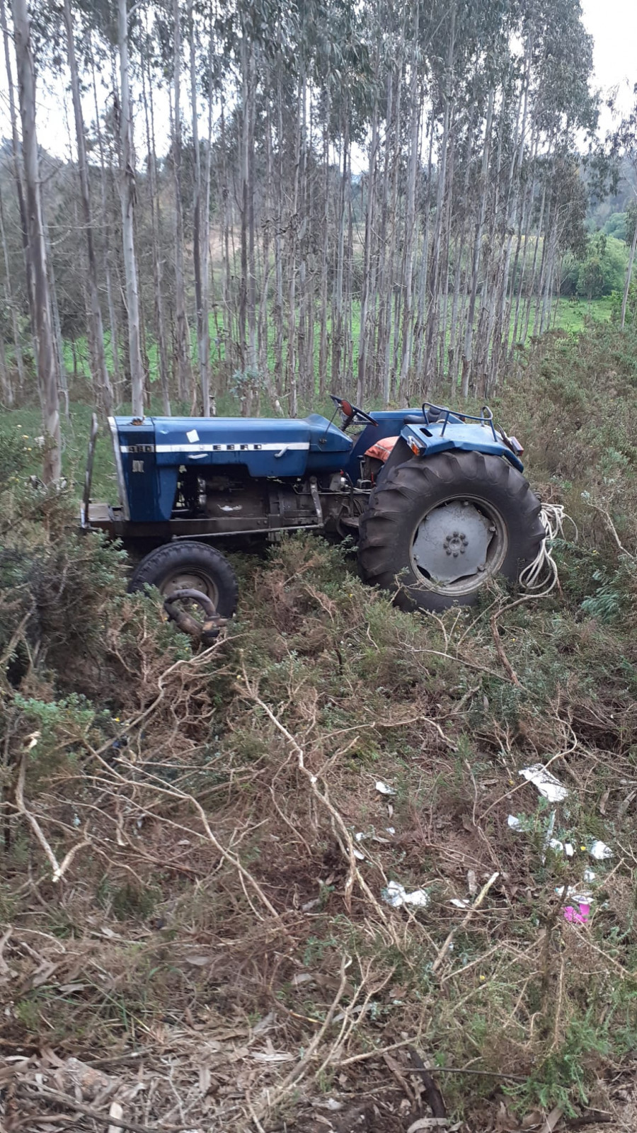 Evacuan en helicóptero a una persona que resultó herida al volcar su tractor en Santa Comba