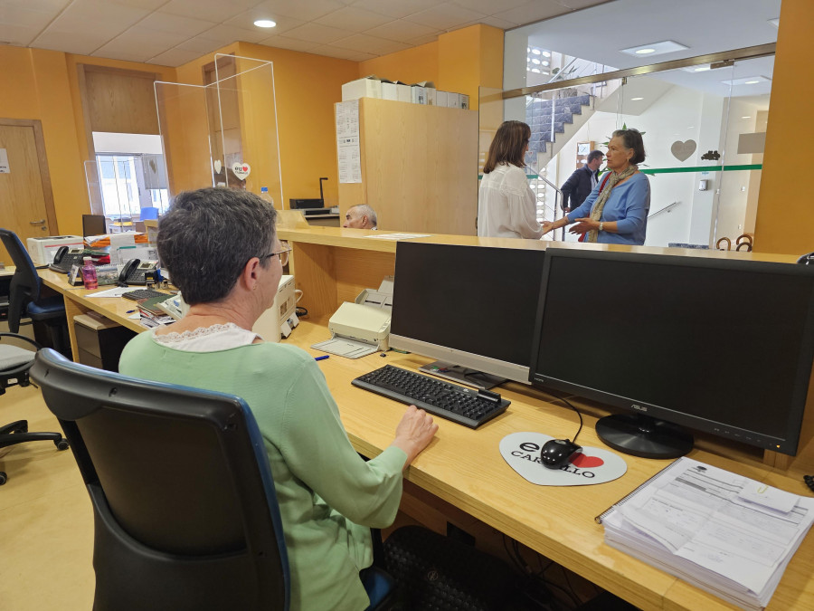 El Concello carballés ya habilitó nueve ordenadores para atender a los vecinos