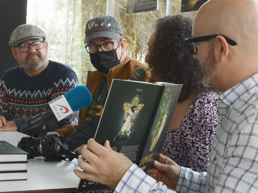 O hotel “Bela Fisterra” acolleu un emotivo regreso de Kepa Junquera, con seu libro-documental “Bertiztu”