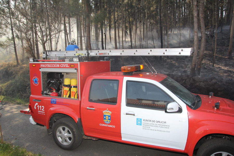 Un incendio afecta a un depósito de aceite de máquinas en una empresa de tratamiento de madera en Coristanco