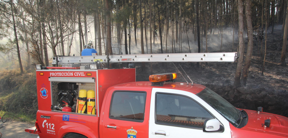 Un incendio afecta a un depósito de aceite de máquinas en una empresa de tratamiento de madera en Coristanco