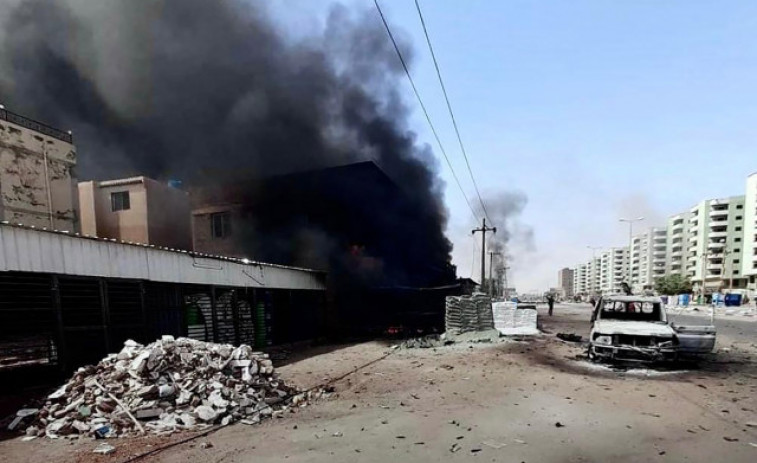 Vuelos de cazas y disparos de artillería antiaérea en Jartum pese a la tregua