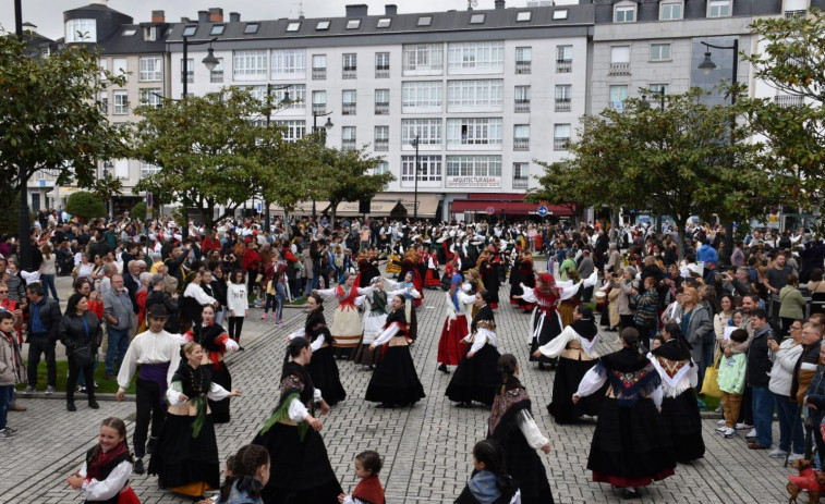 Medio millar de bailarines en el Día da Muiñeira de Cee