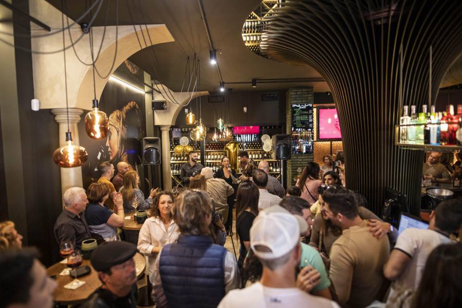 Pinchos y música en el aniversario de A Xamonería, en Carballo