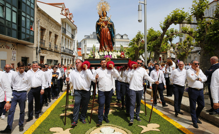 Cee coronó a la Virxe da Xunqueira en un histórico día