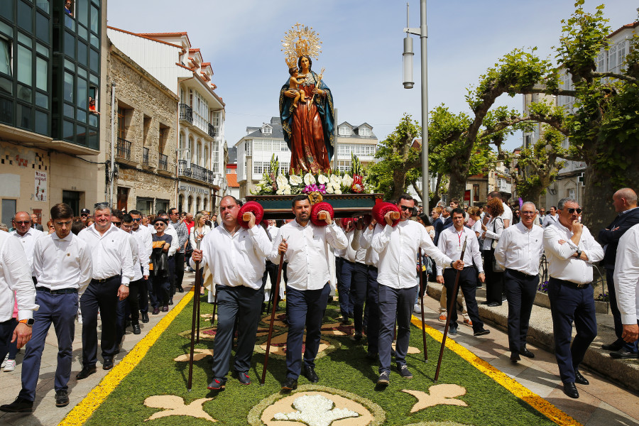 Cee coronó a la Virxe da Xunqueira en un histórico día