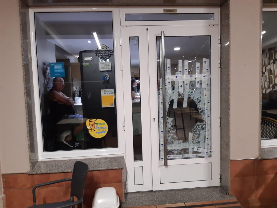 Entran a robar en un bar de A Laracha tras romper la puerta con un hacha