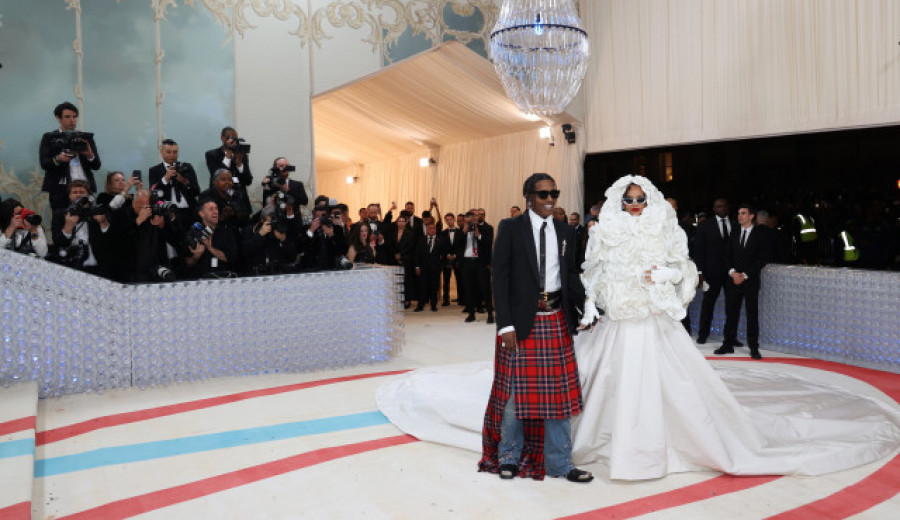 Los famosos recuerdan y emulan a Karl Lagerfeld en una elegante Met Gala