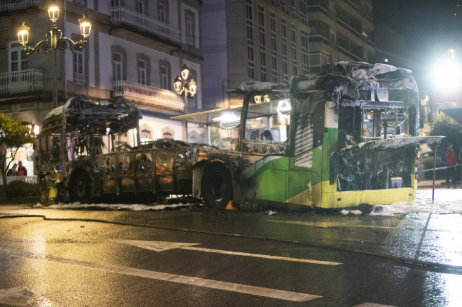 Prisión para el presunto autor del incendio de un bus en Vigo y libertad para su pareja, empleada de Vitrasa